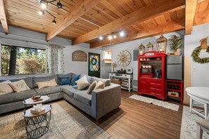 Una Smart TV, una chimenea, una oficina