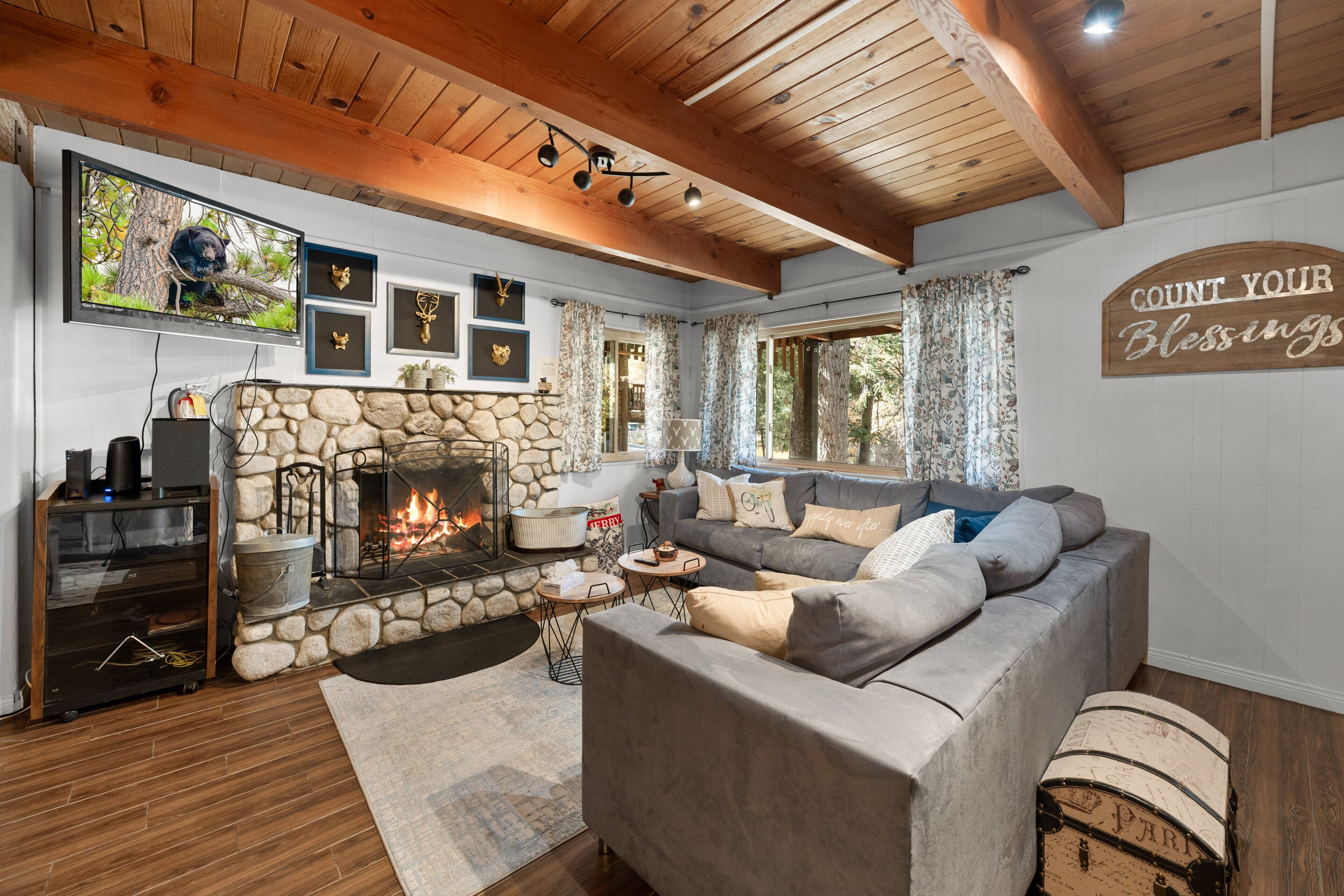 Smart-TV, Kamin, Arbeitsbereiche