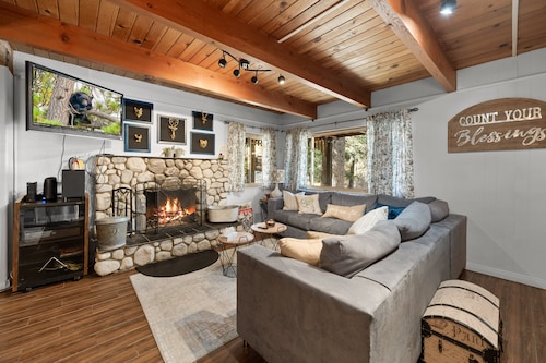 Honey Bear Den - Walk to Ski Slopes 2 Fireplaces, Deck, BBQ
