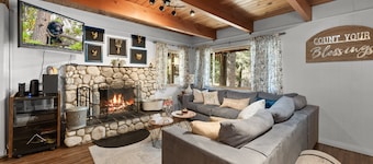Honey Bear Den - Walk to Ski Slopes 2 Fireplaces, Deck, BBQ