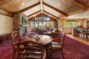 Smart TV, lareira, mesa de pingue-pongue