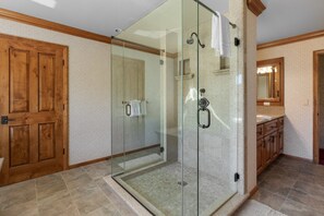 Een douche, een haardroger, handdoeken