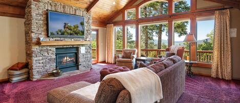 Smart-TV, Kamin, Tischtennisplatte