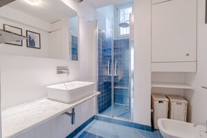 Dusche, Haartrockner, Bidet