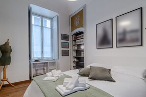 2 bedrooms, iron/ironing board, WiFi, bed sheets - GuestHost - In the heart of Turin, in via Garibaldi, spacious apartment of 100 sqm in an elegant building from 1700. Accommodates up to 5 guests, located on the second floor with an elevator (steps to access it). In the city center, within the pedestrian (Torino)