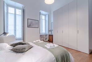 2 bedrooms, iron/ironing board, WiFi, bed sheets - GuestHost - In the heart of Turin, in via Garibaldi, spacious apartment of 100 sqm in an elegant building from 1700. Accommodates up to 5 guests, located on the second floor with an elevator (steps to access it). In the city center, within the pedestrian (Torino)