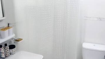 Jetted bath, hair dryer, bidet, towels