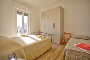1 habitación, tabla de planchar con plancha y ropa de cama 