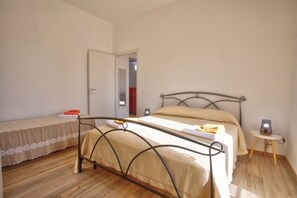 1 chambre, fer et planche à repasser, draps fournis