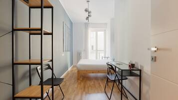 1 slaapkamer, een bureau, een strijkplank/strijkijzer, wifi