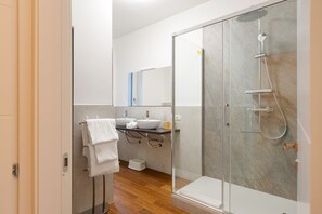Shower, hair dryer, bidet, towels - GuestHost - M4 Frattini modern APT with balcony x4 (Milano)