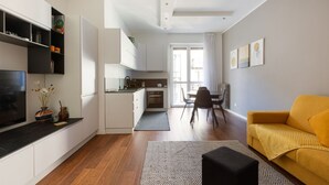 Un espace de vie moderne comprenant une cuisine, un coin repas et un canapé.
