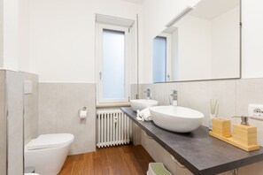 Regadera, secadora de cabello, bidet, toallas