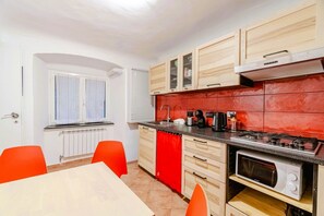 Køleskab, mikrobølgeovn, kogeplade, køkkentøj/tallerkener/redskaber