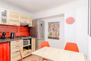 Fridge, microwave, stovetop, cookware/dishes/utensils