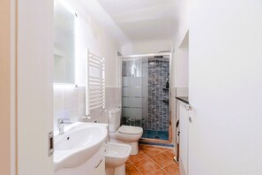 Ducha, secador de pelo, bidet, toallas