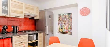 Fridge, microwave, stovetop, electric kettle