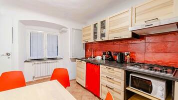 Kühlschrank, Mikrowelle, Herdplatte, Toaster