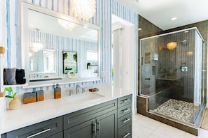 Douche, séchoir à cheveux, serviettes fournies, shampooing