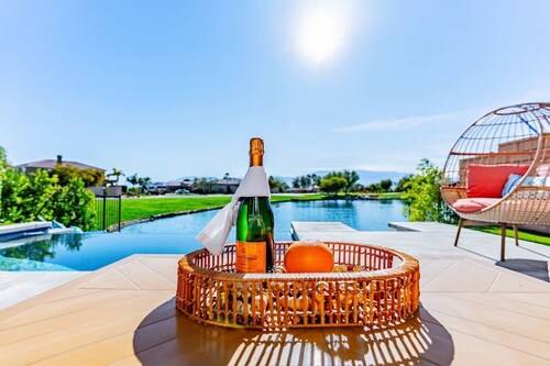 Lakeside Living! WOW! Sleeps 10! 4 Primary Suites