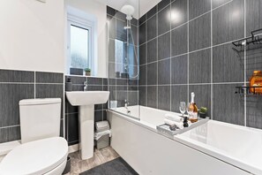 Luxury-Haus, 2 Schlafzimmer, Küche | Badezimmer | Kostenlose Toilettenartikel, Haartrockner, Handtücher, Seife