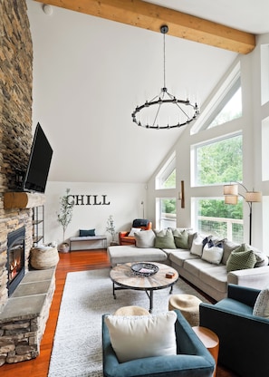 Smart TV, fireplace