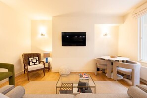 TV, books - London Hues - 2 Bedroom apartment (London)