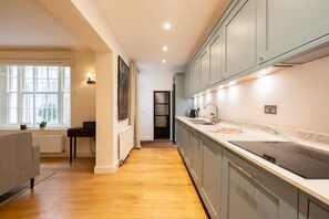 Fridge, microwave, oven, stovetop - London Hues - 2 Bedroom apartment (London)