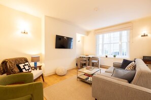 TV, books - London Hues - 2 Bedroom apartment (London)