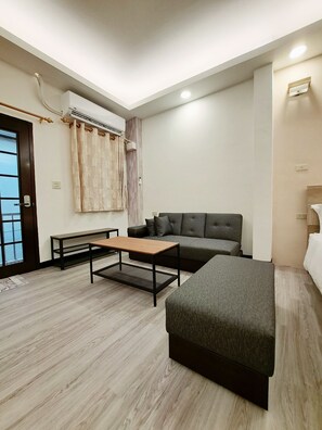 Schreibtisch, Zustellbetten, kostenloses WLAN, Bettwäsche