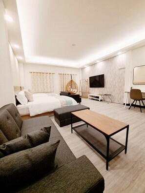 Economy House | Desk, rollaway beds, free WiFi, bed sheets - W Cube (Tainan)