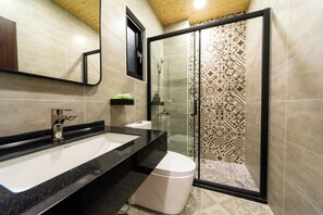 Comfort Quadruple Room, Balcony | Bathroom