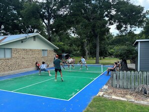 Sports court - Toes up Pool house. An amazing Oasis in downtown New Braunfels. (New Braunfels)