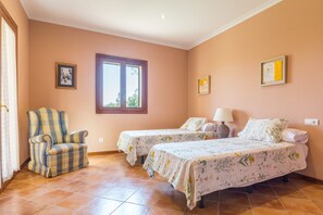3 quartos, acesso à internet, roupa de cama