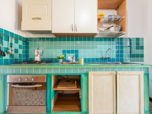 Een koelkast, een magnetron, een oven, een vaatwasser