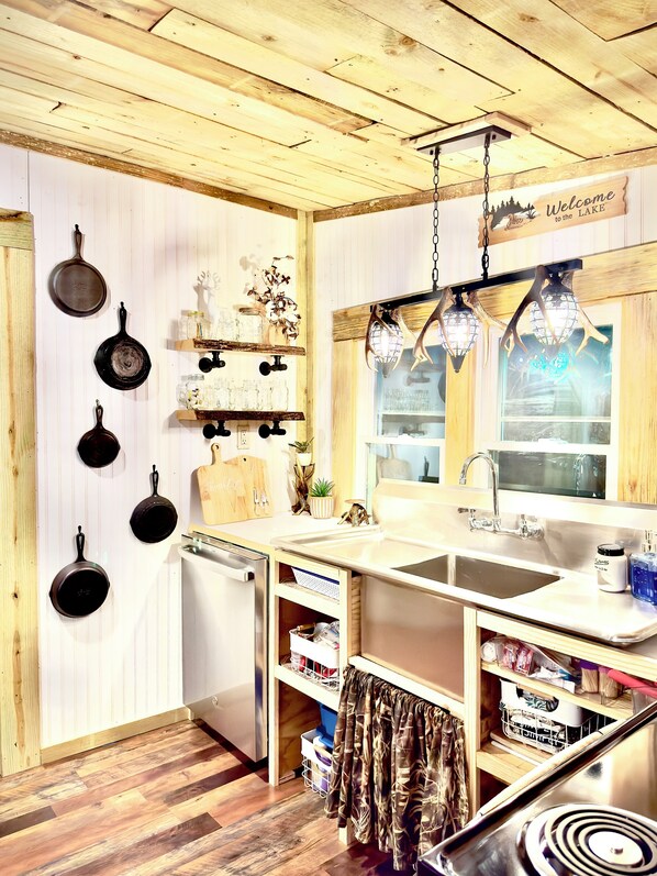 Fridge, microwave, oven, stovetop - King Suite & Bunkhouse - Deer Camp - WiFi - Grill (Como)