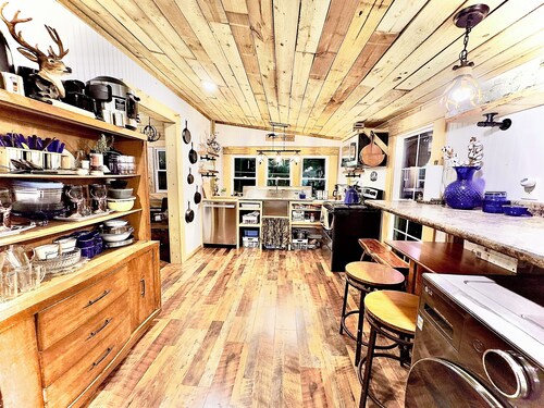 King Suite & Bunkhouse - Deer Camp - WiFi - Grill