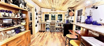 King Suite & Bunkhouse - Deer Camp - WiFi - Grill