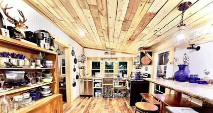 King Suite & Bunkhouse - Deer Camp - WiFi - Grill