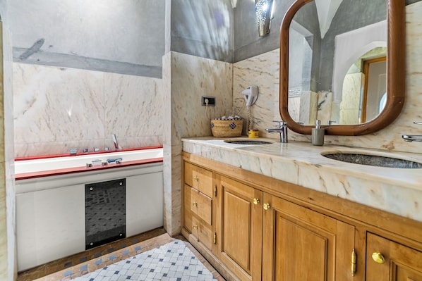 Separate tub and shower, free toiletries, hair dryer, towels
