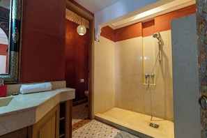 Bañera y ducha independientes, artículos de tocador gratuitos