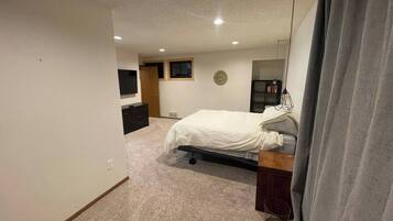 4 bedrooms, iron/ironing board, WiFi, bed sheets