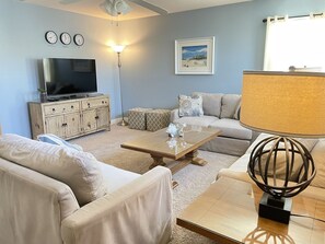 TV connectée, lecteur de DVD, baby-foot, médiathèque