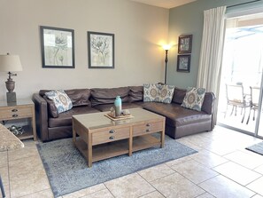 TV connectée, lecteur de DVD, baby-foot, médiathèque