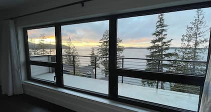 Brand new coach house studio suite w/ stunning ocean view! Short walk to marina.