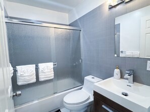 Deluxe House, 3 Bedrooms, Kitchen | Bathroom | Combined shower/bathtub, hair dryer, towels, soap