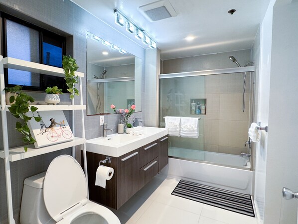 Deluxe House, 3 Bedrooms, Kitchen | Bathroom | Combined shower/bathtub, hair dryer, towels, soap