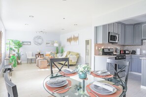 Deluxe House, 3 Bedrooms, Kitchen | In-room dining