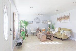 Casa Deluxe, 3 habitaciones, cocina | Zona de estar | Televisión de pantalla plana de 65 pulgadas con canales digitales