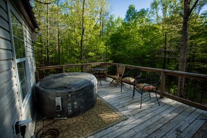 Outdoor dining - Sweet Retreat Cabin on 2acres of woods, 2miles from Lake Martin, pet friendly (Eclectic)